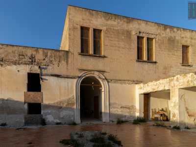 In un angolo notiamo infine una malmessa struttura di due piani con finestre rettangolari e un alto arco come ingresso: una pertinenza dell�antica dimora dell�arcivescovo non visibile dalla strada